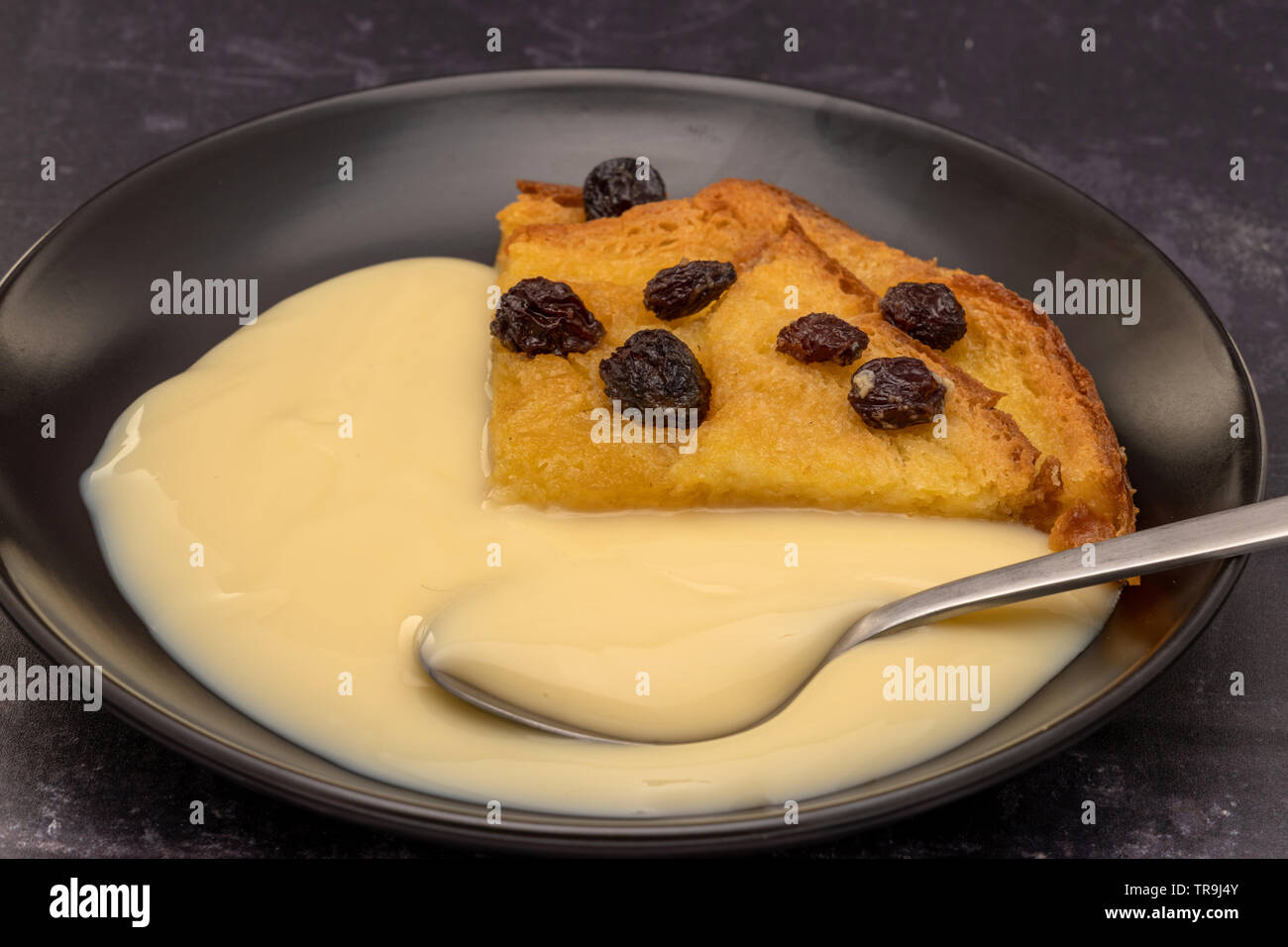 Brot und Butter Pudding mit Vanillesauce Stockfoto