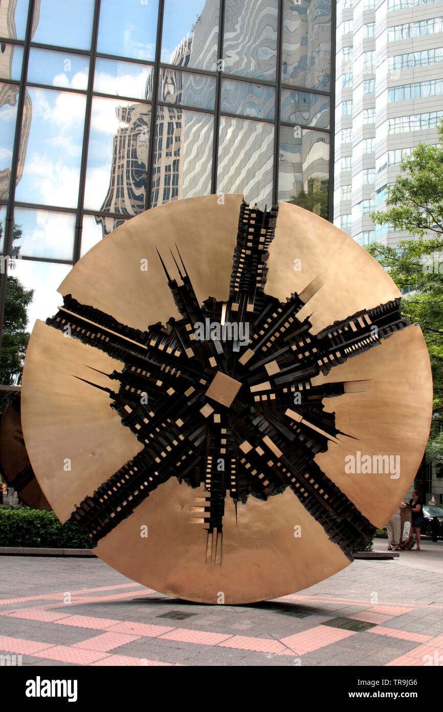 "Grande Disco" (Die große Scheibe) Skulptur von Arnaldo Pomodoro in der Innenstadt von Charlotte, NC, USA Stockfoto