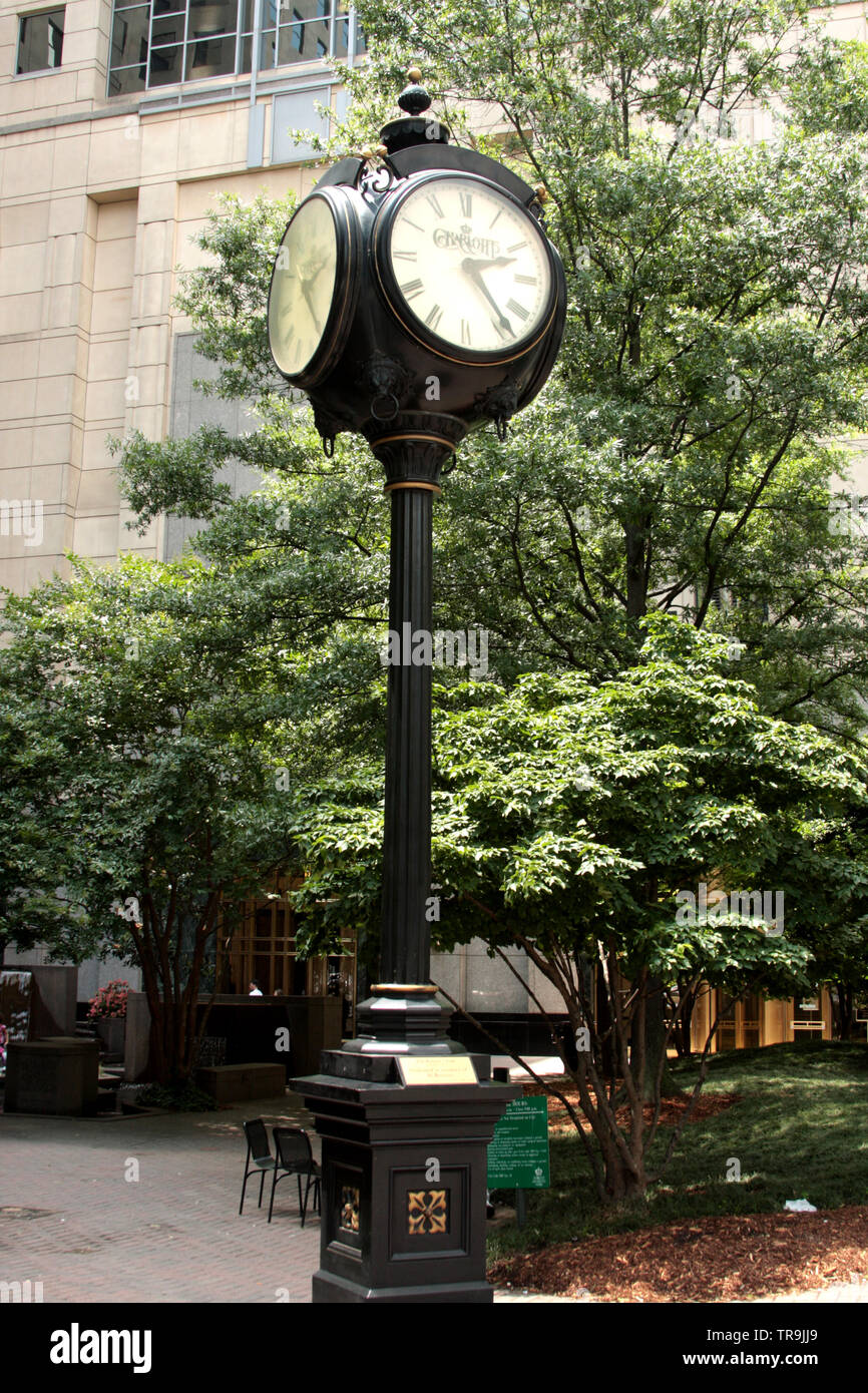 Post clock in Thomas Polk Park, Independence Square, Charlotte, NC, USA Stockfoto