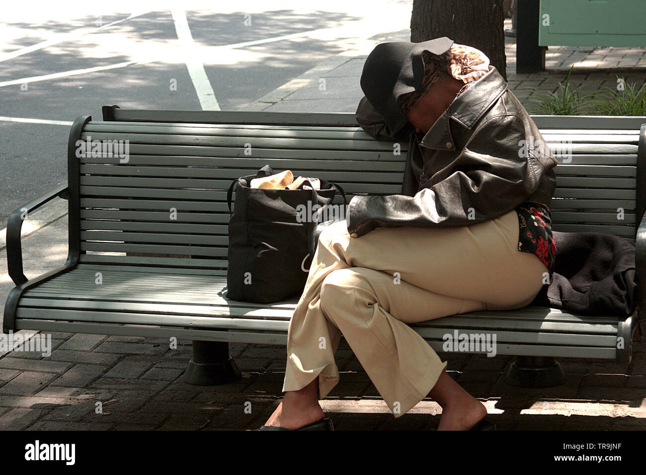 U.S.A. Frau, die tagsüber auf einer Bank in der Stadt ruht. Stockfoto