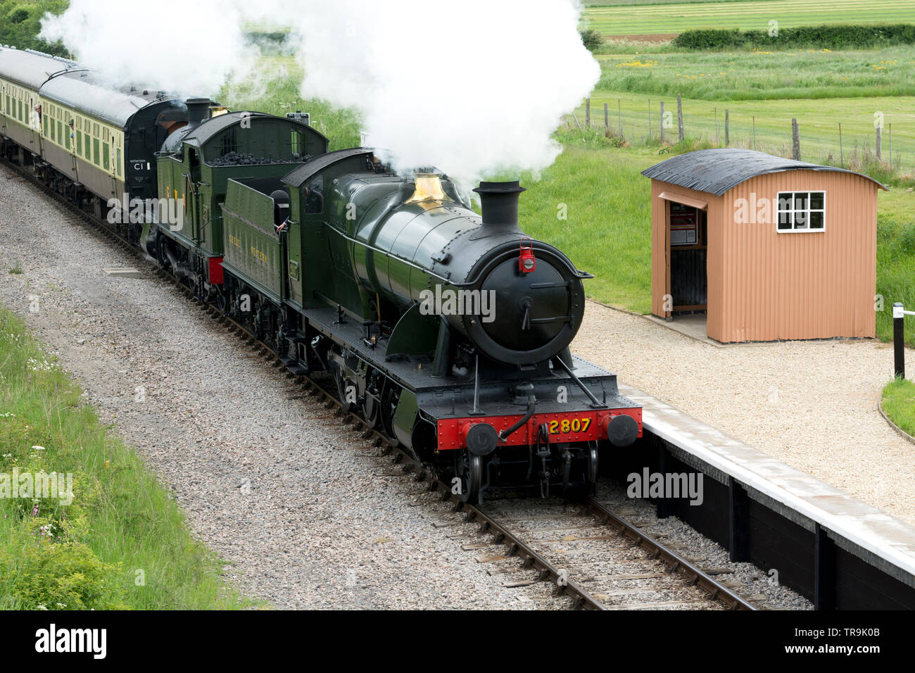 GWR 2800 Klasse Nr. 2807 und 4200 der Klasse Nr.4270 ziehen einen Zug auf der Gloucestershire Warwickshire Railway, Gloucestershire, VEREINIGTES KÖNIGREICH Stockfoto