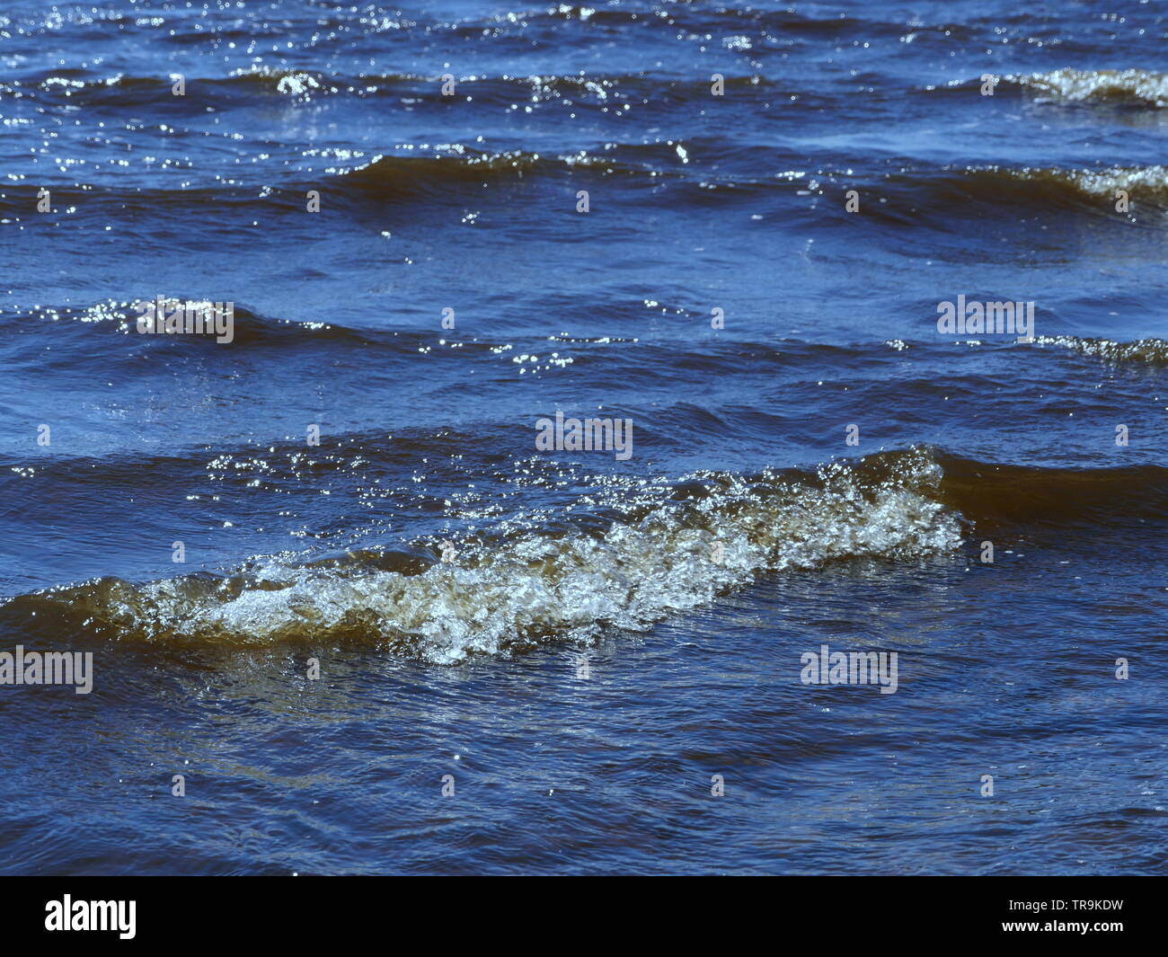 Marine blaue Meer Wellen mit Schaumkronen Stockfoto