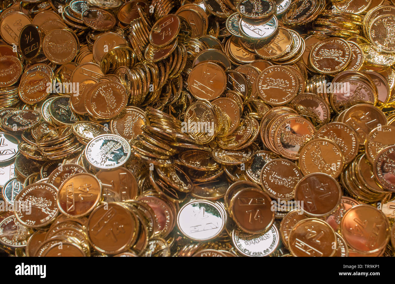 Haufen plastik Gold Münzen in einer Schatztruhe. Stockfoto
