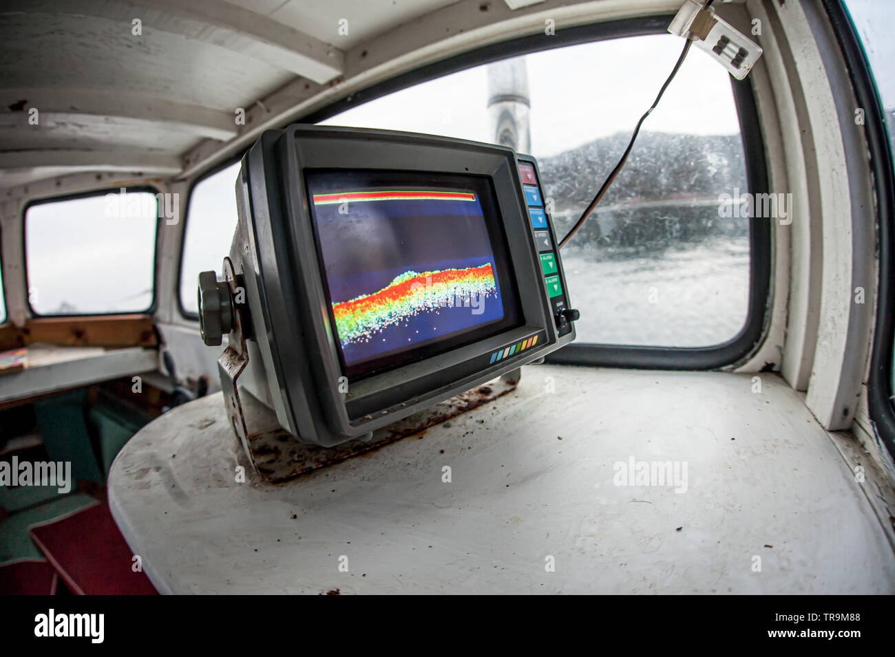 Ein Echolot in einer hölzernen Fischerboot montiert, die den Meeresboden. Stockfoto