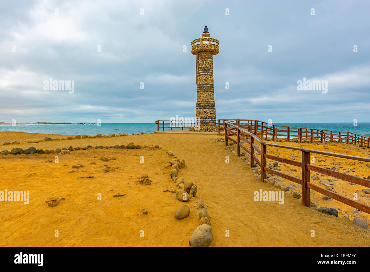 Der Leuchtturm am westlichsten Punkt von Ecuador von Cape Santa Elena mit dem Pazifik im Hintergrund in der Nähe der Stadt Salinas, Ecuador. Stockfoto