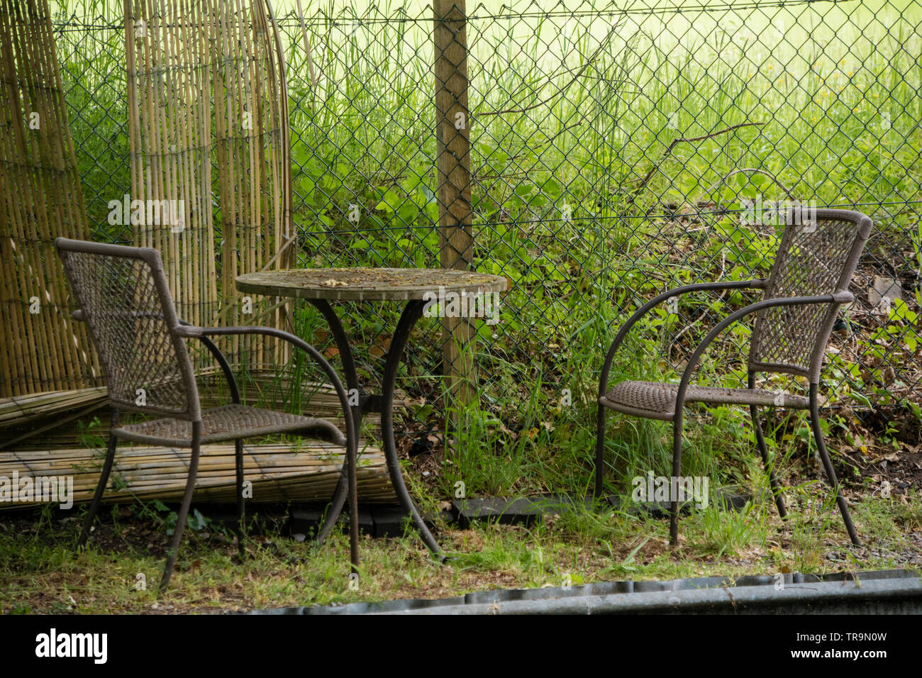 Scruffy Gartenmöbel, England, Großbritannien Stockfoto