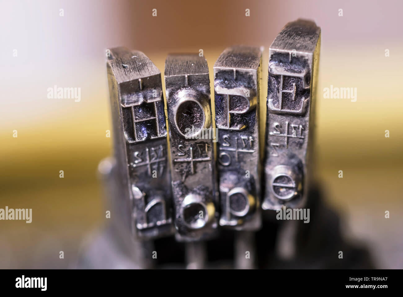 Makrofotografie der Schreibmaschine Hämmer mit Hoffnung Wort. Stockfoto