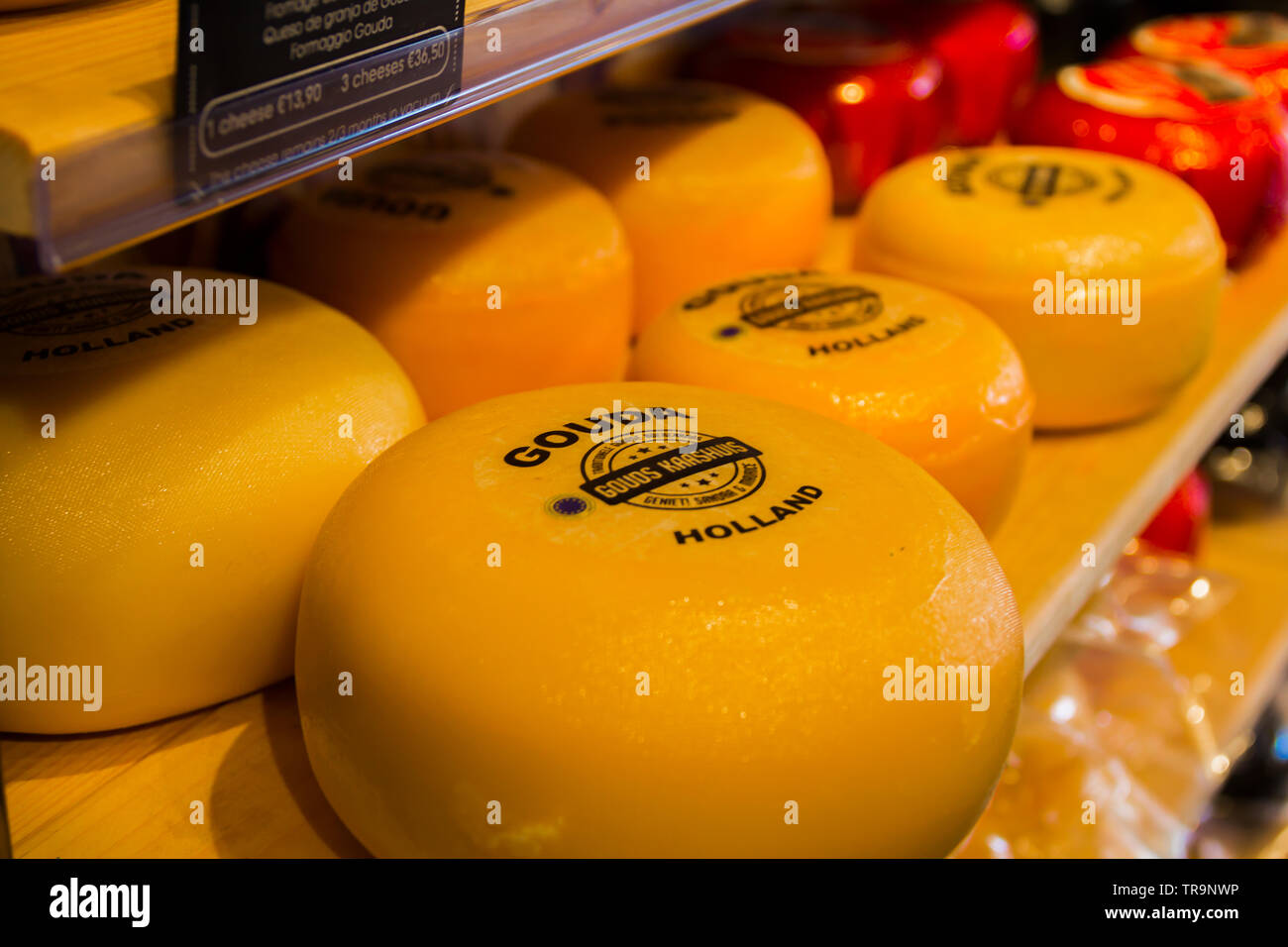 April 23, 2019 Gouda, Niederlande. Berühmte lokale Landwirt cheese shop ''t Kaaswinkeltje" die Ansicht von Shop Sortiment. Stockfoto