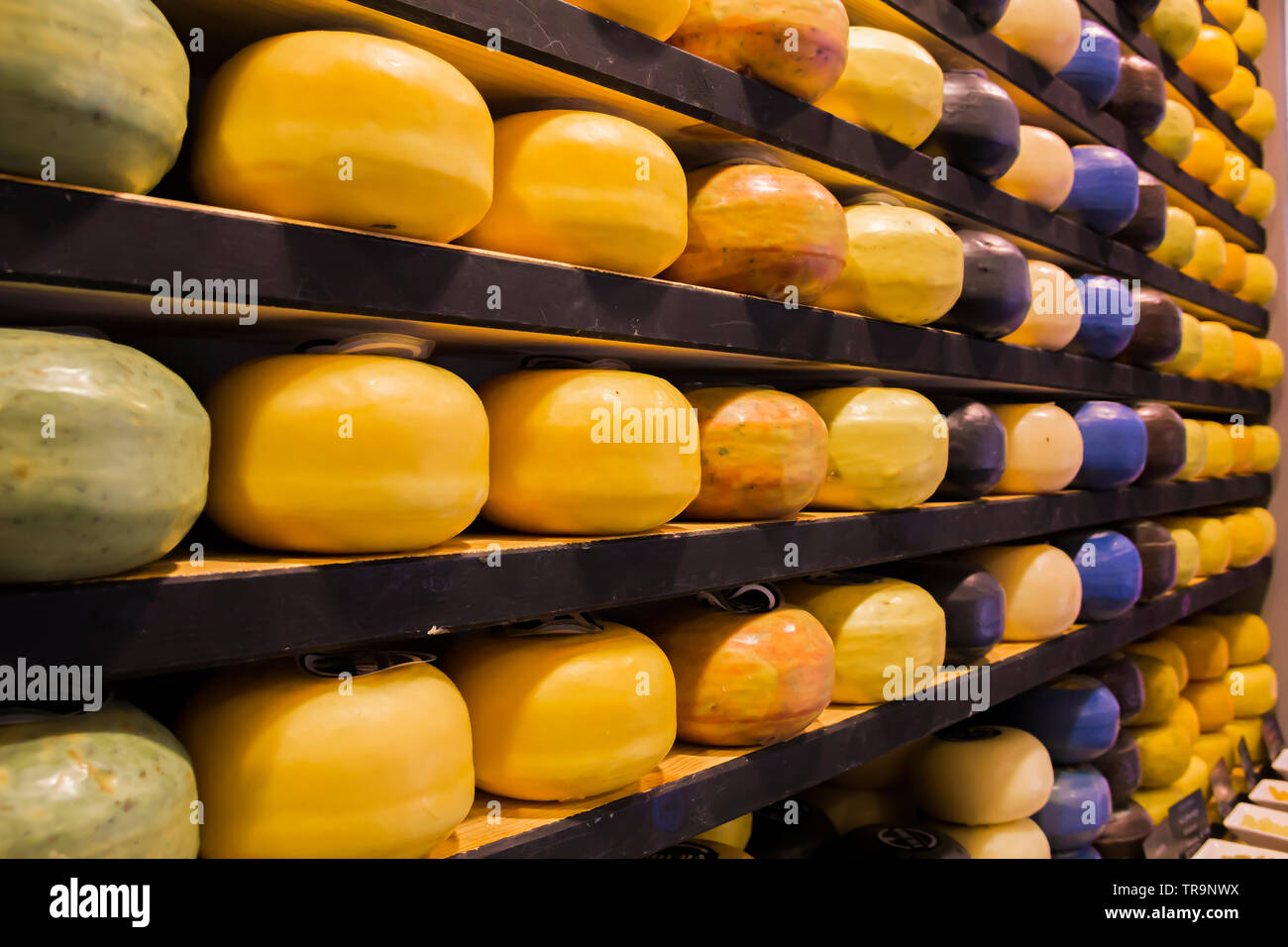 April 23, 2019 Gouda, Niederlande. Berühmte lokale Landwirt cheese shop ''t Kaaswinkeltje" die Ansicht von Shop Sortiment. Stockfoto