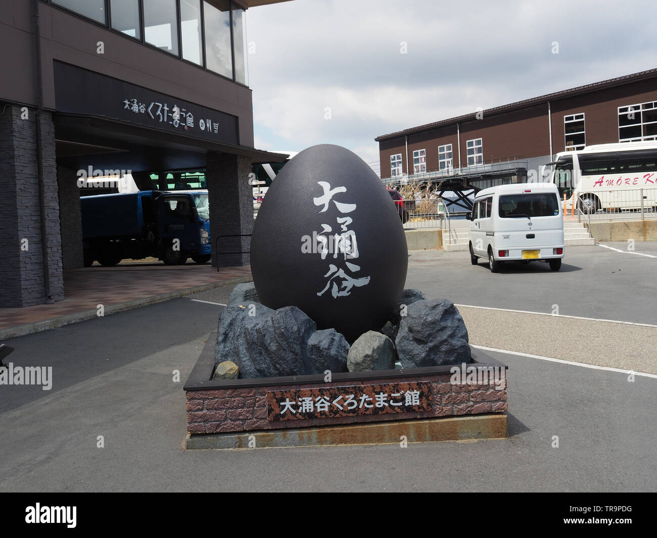 Statue des berühmten Schwarzen ei Owakudani-Bergen aufsteigenden, die Schwefel gekocht wird Stockfoto