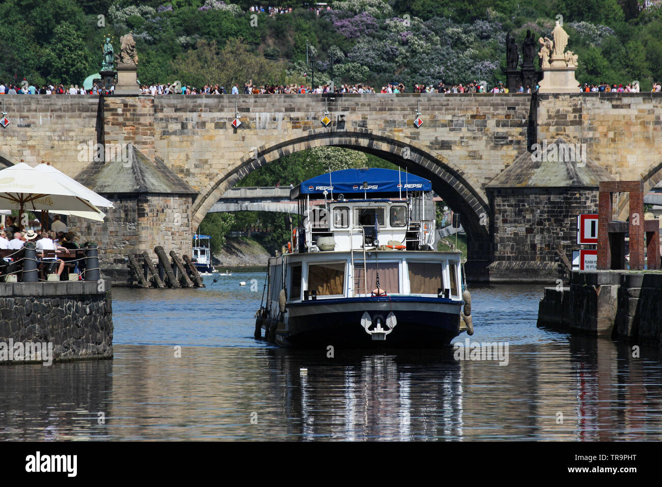 Fluss Bootsfahrt auf der Moldau in Prag, Tschechische Republik Stockfoto