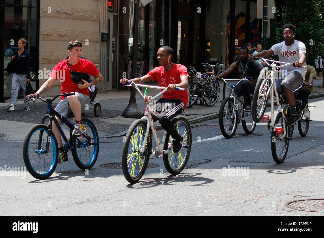 Philadelphia, PA, USA - 31. Mai 2019: "Wheelie Kids' Fahrt mit dem Fahrrad durch die Straßen der Innenstadt auf einen späten Frühling Tag. Stockfoto