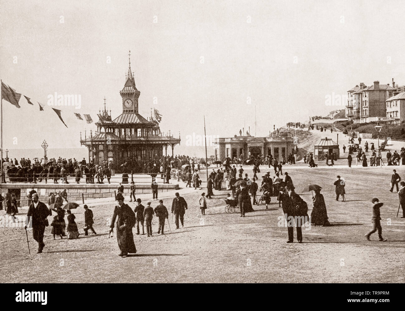 Jahrhundert Blick auf den Pier in Bournemouth, einem Küstenort Stadt dann in Hampshire, jetzt in Dorset, an der Südküste von England. Bevor es in 1810 von Lewis Tregonwell gegründet wurde, war das Gebiet eine einsame Heideflächen gelegentlich besucht, die von Fischern und Schmuggler. Zunächst als Kurort vermarktet, erhielt die Stadt einen Schub, wenn es in Augustus von Granville 1841 Buch erschien, die Thermen von England. Bournemouth beschleunigte sich das Wachstum mit der Ankunft der Eisenbahn, und es entwickelte sich eine Stadt in 1870. Stockfoto