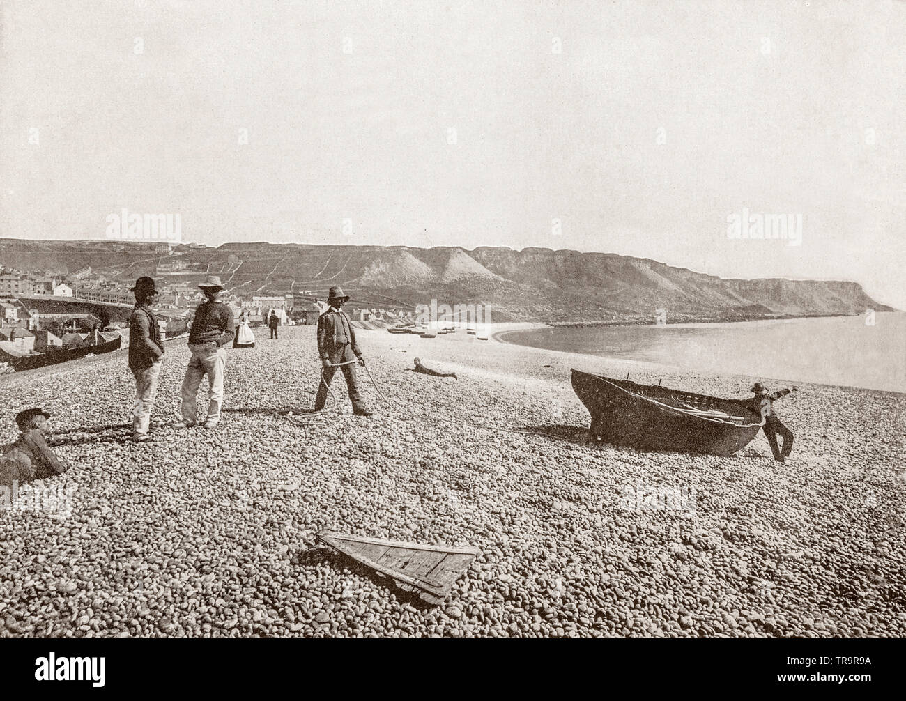 Blick aus dem 19. Jahrhundert. Der lokalen Bevölkerung am Chesil Beach, manchmal genannt Chesil Bank, in Portland, Dorset, Südengland ist einer der drei großen Kiesstrand Strukturen in Großbritannien. Sein Name ist vom Alten Englischen ceosel oder cisel abgeleitet und bedeutet "Kies" oder "hingle'. Der Strand wird oft als Tombolo identifiziert, obwohl die Forschung ergab, dass es sich um eine Barriere Strand mit "gerollt" landwärts und verbindet das Festland mit der Insel Portland und gibt das Aussehen eines Tombolo. Stockfoto