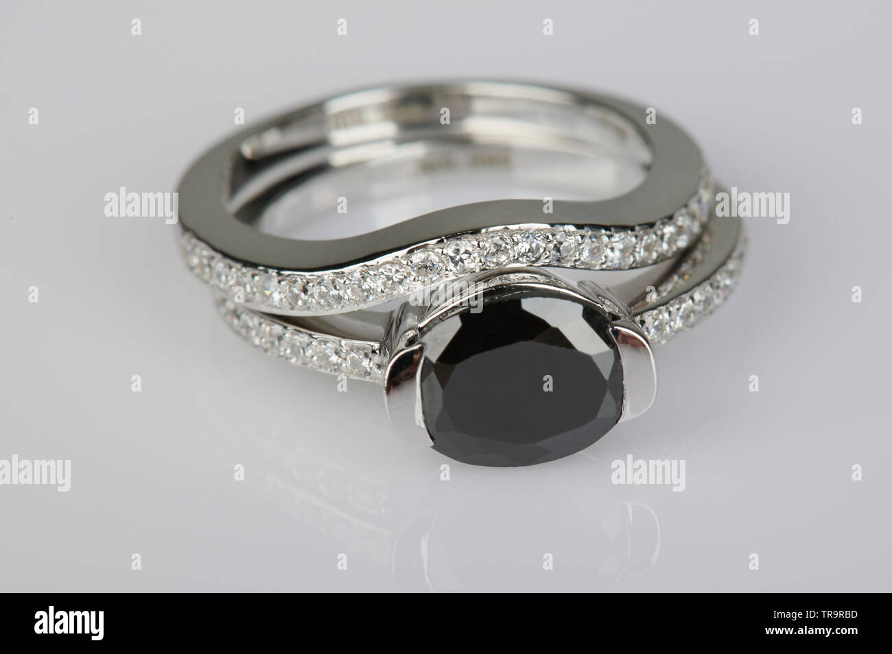 Schmuck Ring mit schwarzem Stein Nahaufnahme isoliert Stockfoto