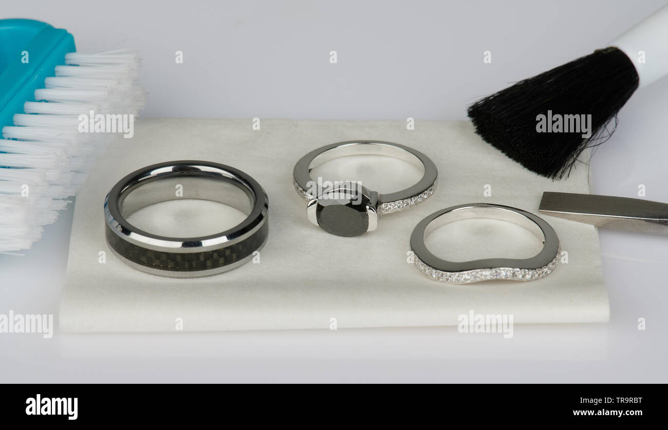 Reinigung von Schmuck Ringe service Nähe zu sehen. Stockfoto