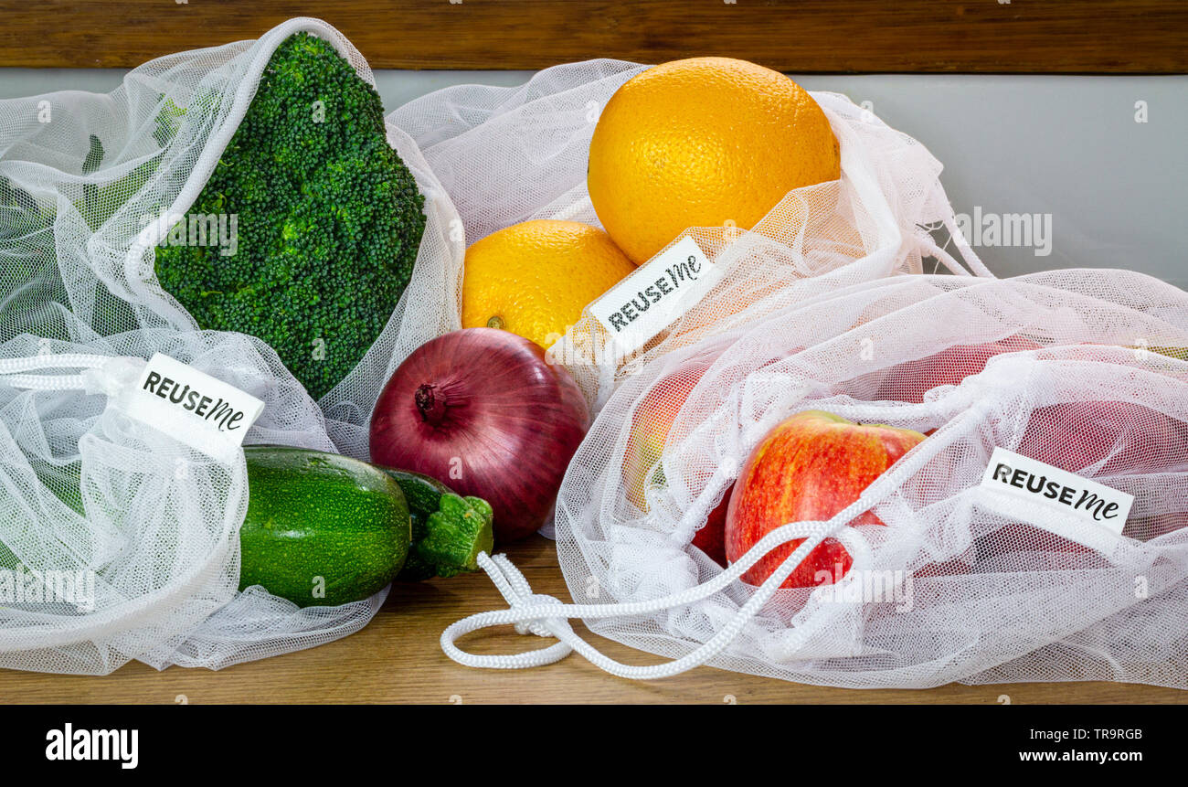 Obst und Gemüse in wiederverwendbare mesh Taschen, mit Wiederverwendung  mich Etiketten, auf den Küchentisch, authentisch echten Kunststoff Eco  friendly Shopping Stockfotografie - Alamy