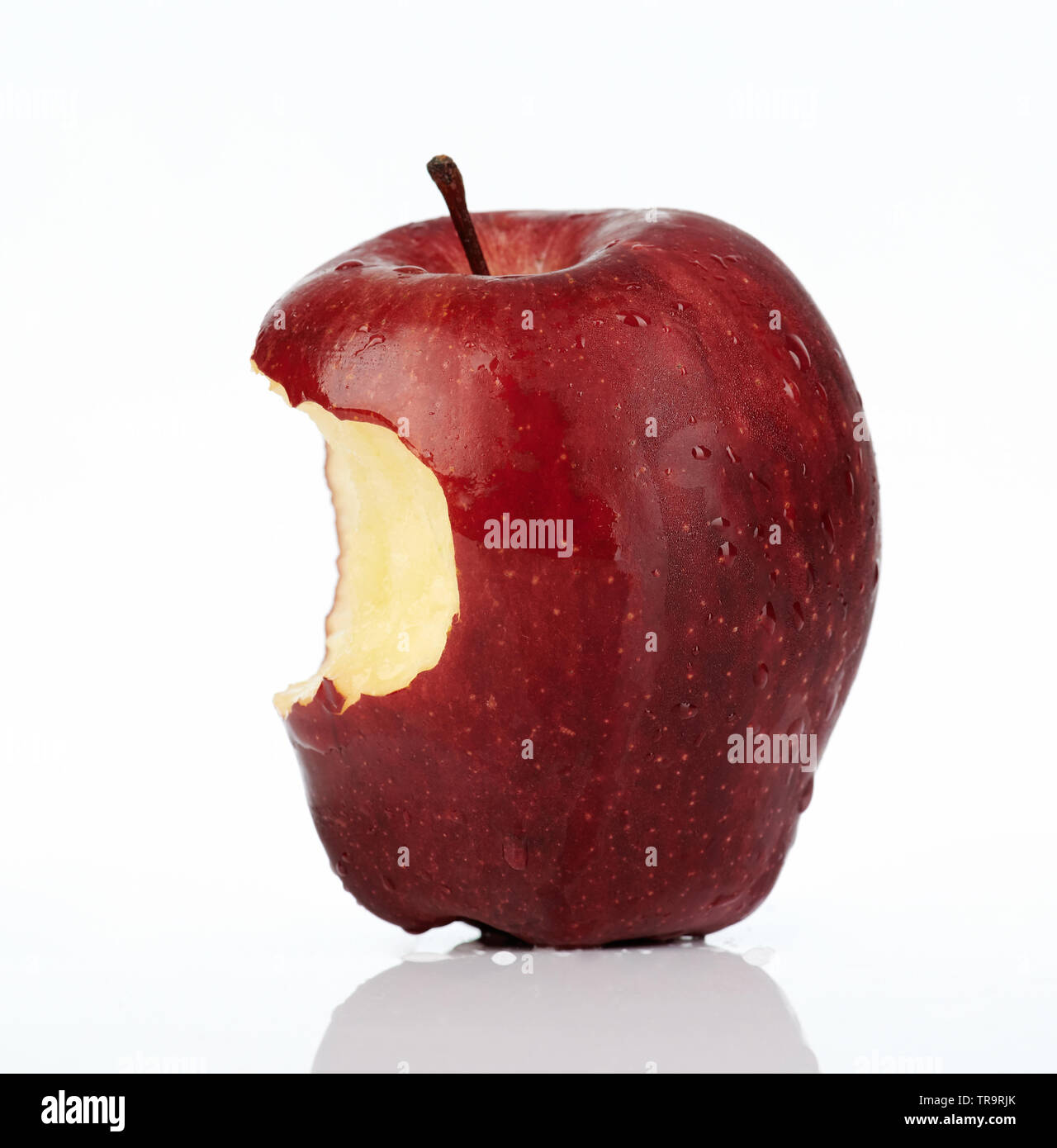 Profil von Gebissen Apple auf weißem Hintergrund Stockfoto