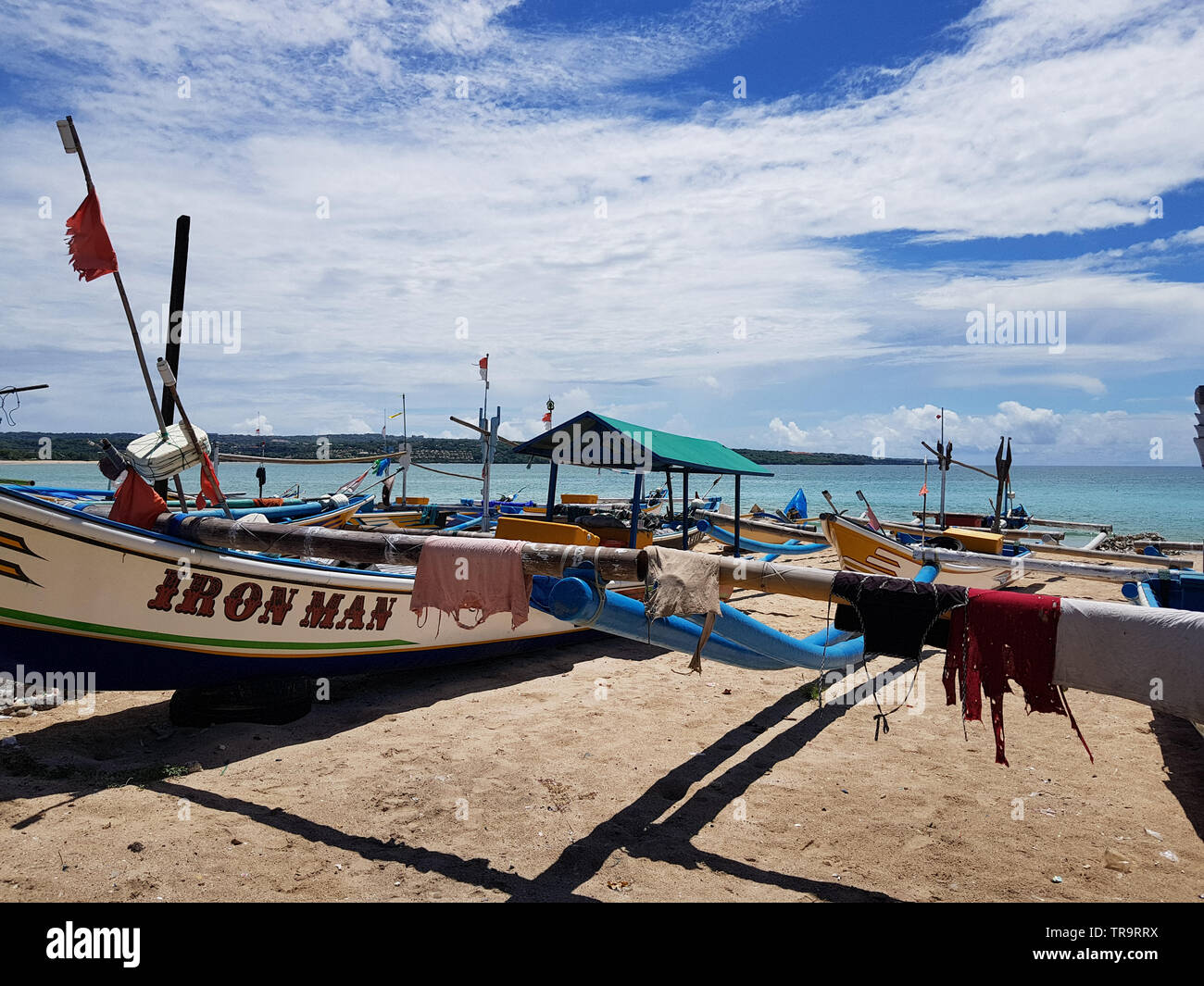 Fischerboote liegen an einem Strand in der Jimbaran Bucht, Bali, Indonesien Stockfoto