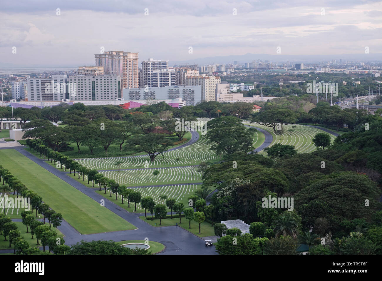 Mit Blick auf die Manila Amerika Friedhof und Denkmal und weiter weg von der Stadt von Pasig über den Fluss aus einer Bonifacio Global City Eigentumswohnung. Stockfoto