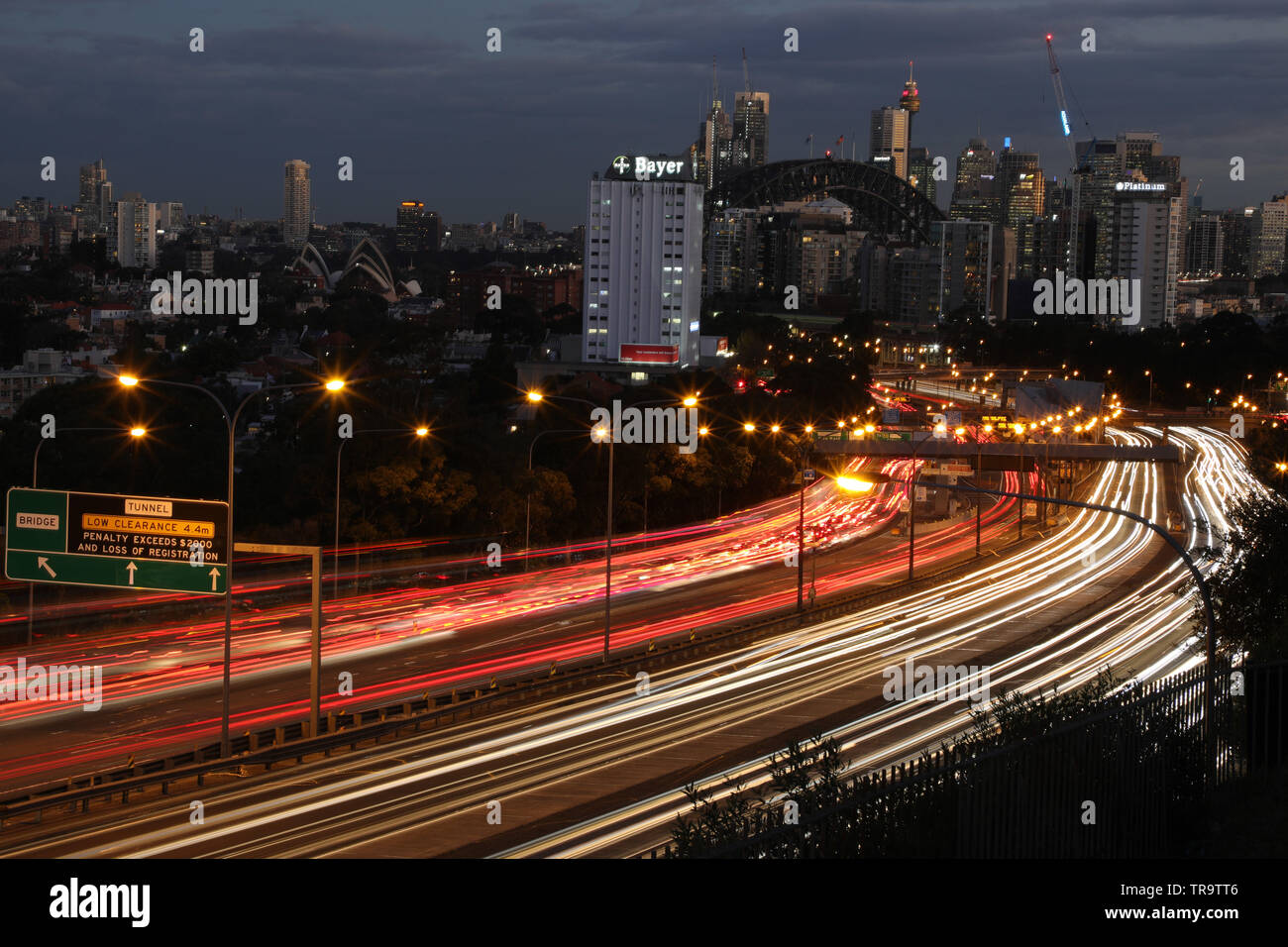 Ansicht mit Blick auf die Sydney Harbour Bridge und der Oper über den M1 Freeway von North Sydney an der Ecke der Ridge Street und die M1. Stockfoto