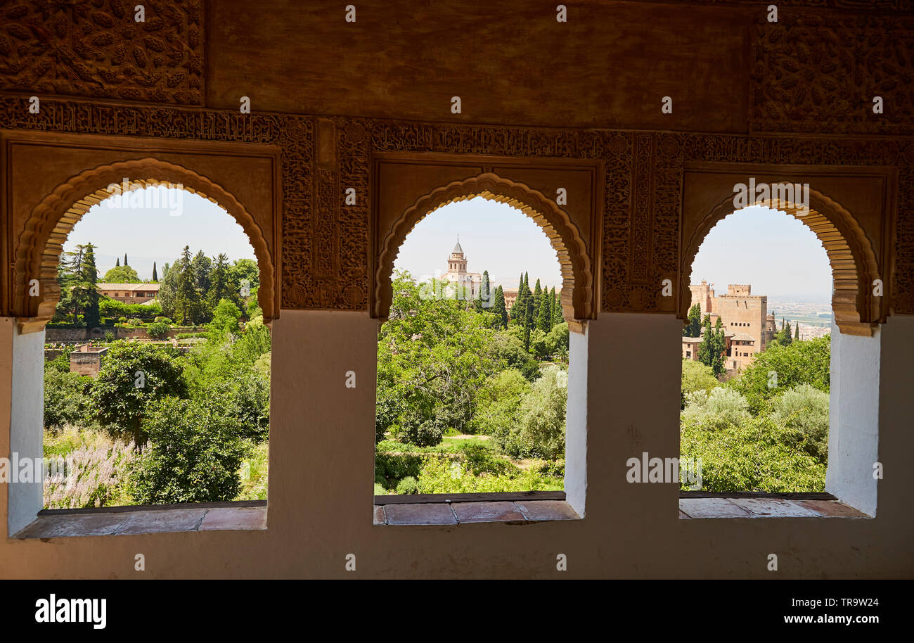 Aussicht auf Alhambra durch maurische Architektur Bögen in Granada, Spanien. Stockfoto