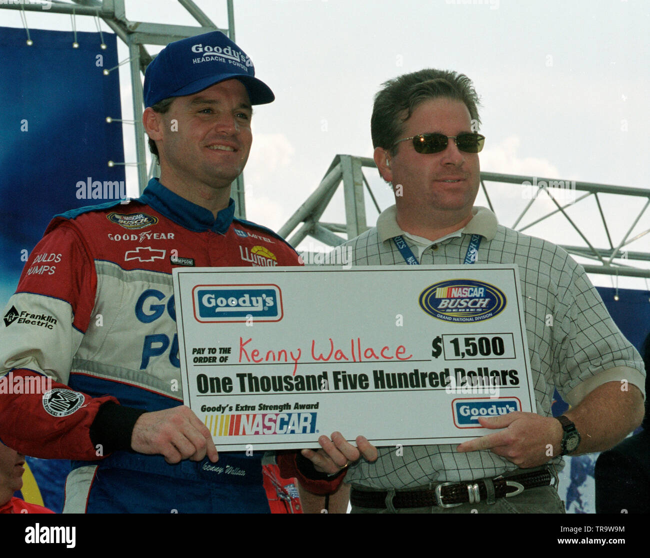 NASCAR Fahrer Kenny Wallace erhält ein Check vor der GNC Leben gut 300 bei Homestead Miami Speedway am 10. November 2001. Stockfoto