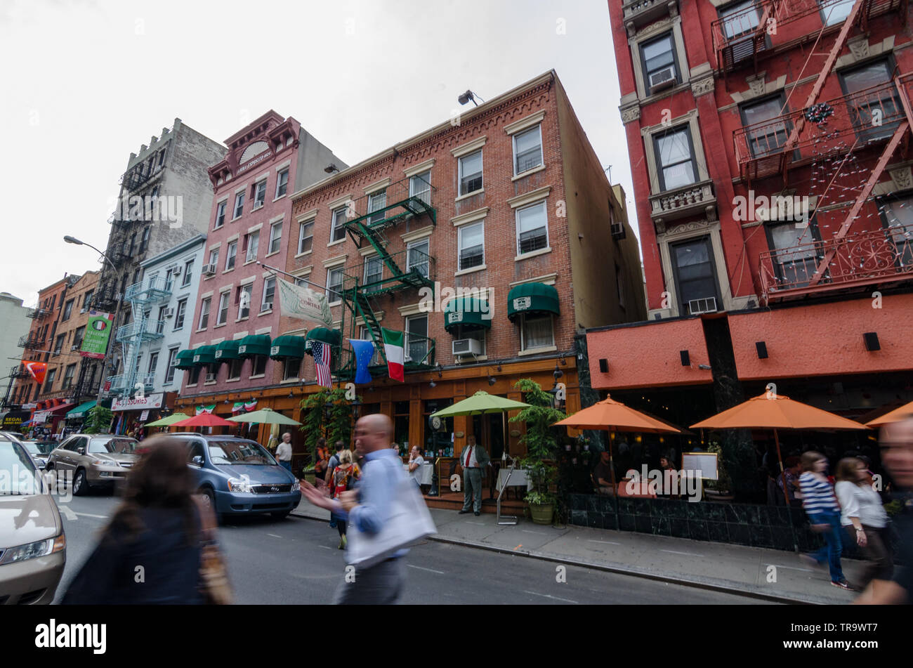 Little Italy New York, NY 10013 USA2012/10/06, Menschen zu Fuß durch die Straßen und Gebäude in Foto Stockfoto