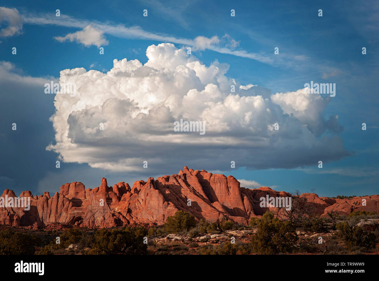 CANYON LANDS NATIONAL PARK Türme mit Sonnenuntergang und Wolken Stockfoto