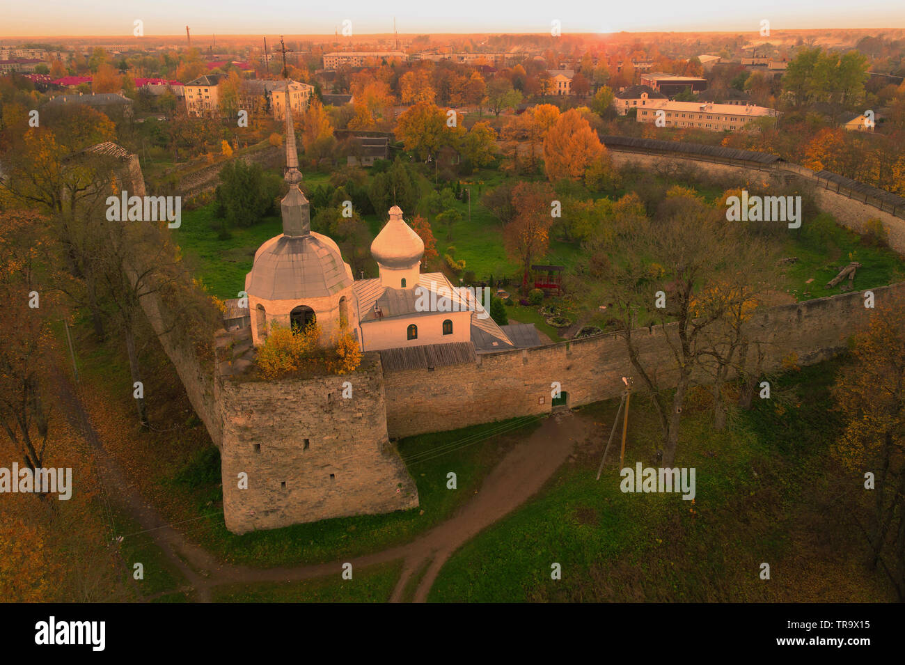 St.-Nikolaus-Kirche auf der Festung in der Indian Summer gegen im Hintergrund der Sonnenuntergang (Aufnahmen aus quadrocopter). Porkhov, Russland Stockfoto
