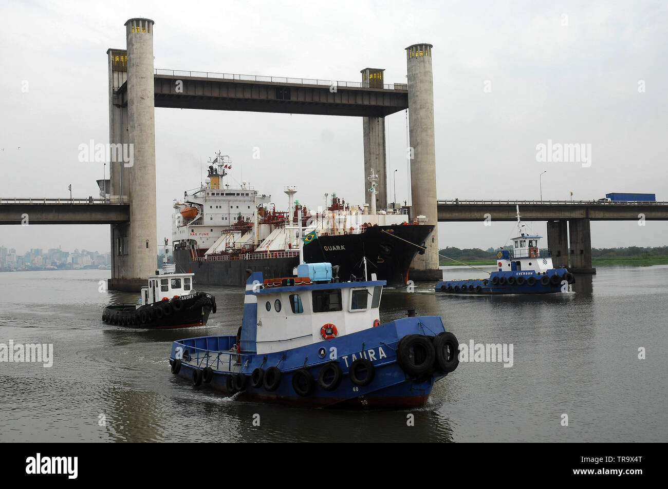 Porto Alegre, 21. August 2006. Getúlio Vargas Zugbrücke. Tanker vorbei unter der Zugbrücke auf dem guaiba Fluß, in der Stadt Porto Alegre, Br Stockfoto