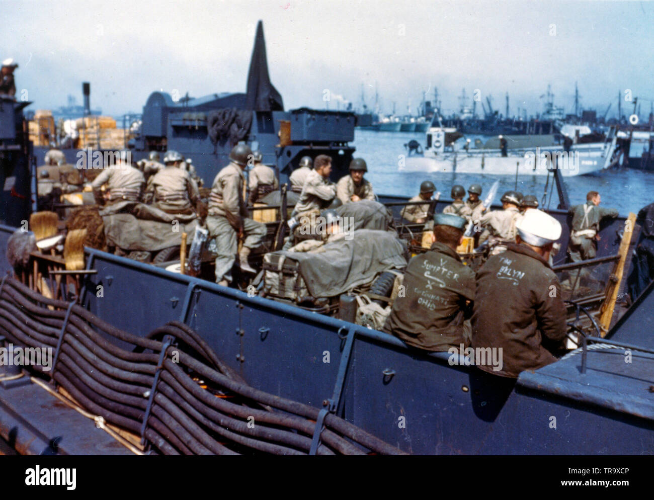 Ansicht einer LCT mit amerikanischen Truppen und Ausrüstung an Bord warten auf das Signal für den Angriff auf den Kontinent. Juni, 1944 Stockfoto