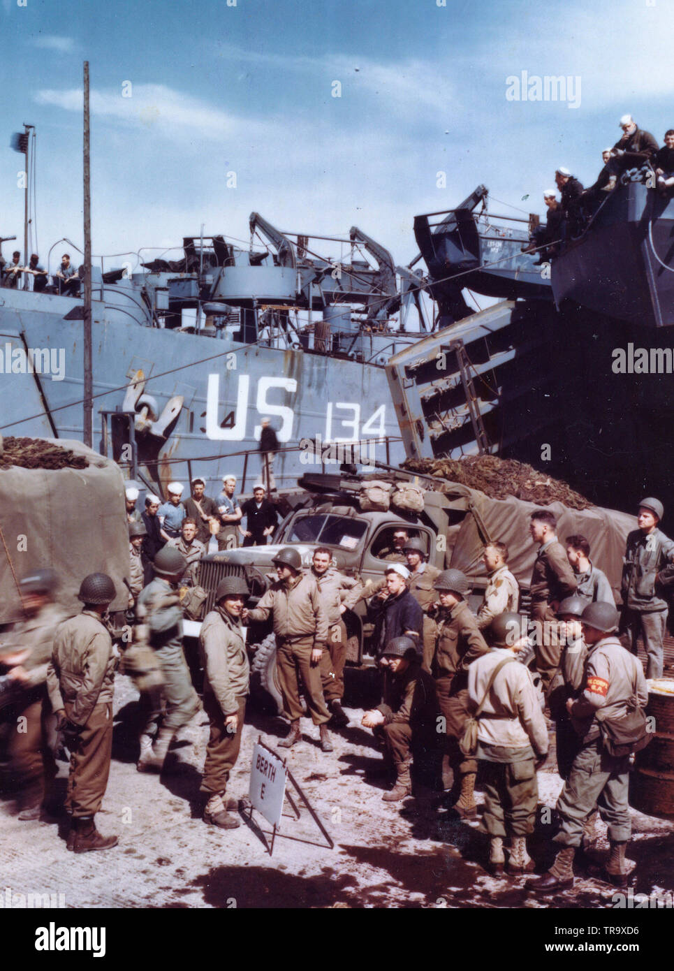 Lkw, die die Versorgung der Front Truppen durchführen, wenn der Angriff gegen Hitler Europas beginnt, werden auf eine LST in einen britischen Hafen geladen. Juni, 1944 Stockfoto