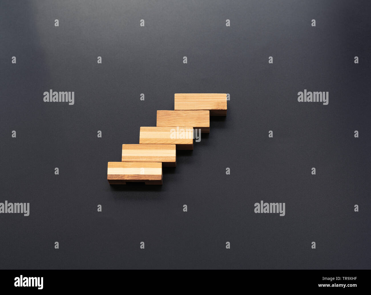 Holzblock Stapeln wie Schritt Treppe. Business Konzept für Wachstum erfolgreich. Leer für Text kopieren Stockfoto