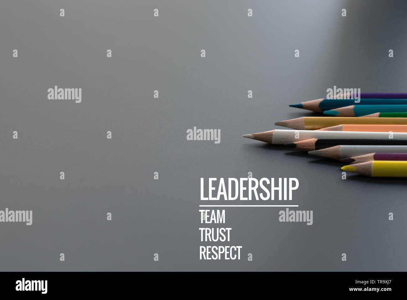 Führung Business Konzept. Farbe Gold bleistiftmine andere Farbe mit Wort,  Führung, Team, Vertrauen und Respekt auf schwarzem Hintergrund  Stockfotografie - Alamy