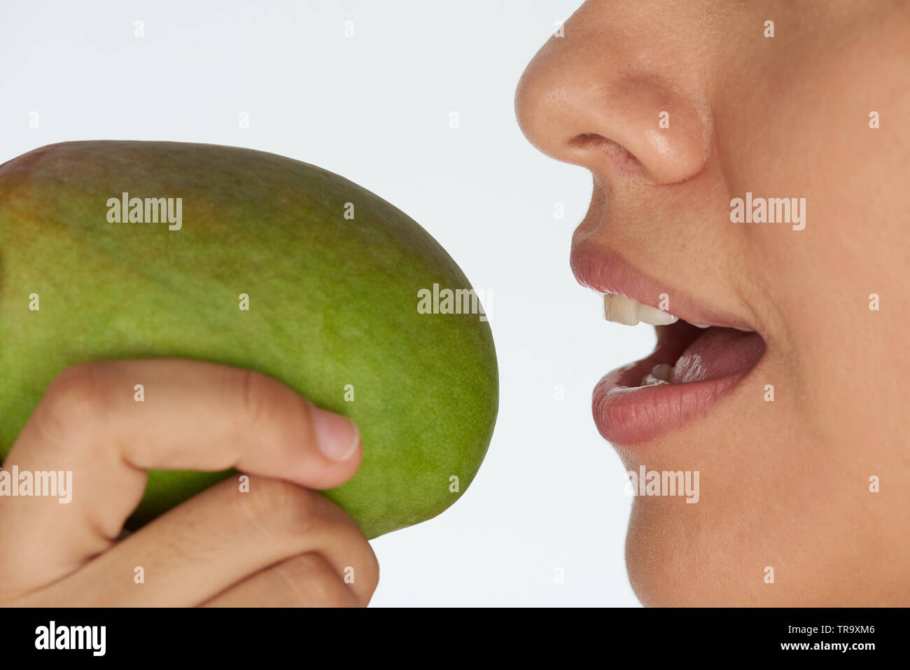 Frau biss mango Nahaufnahme isoliert weißer Hintergrund Stockfoto