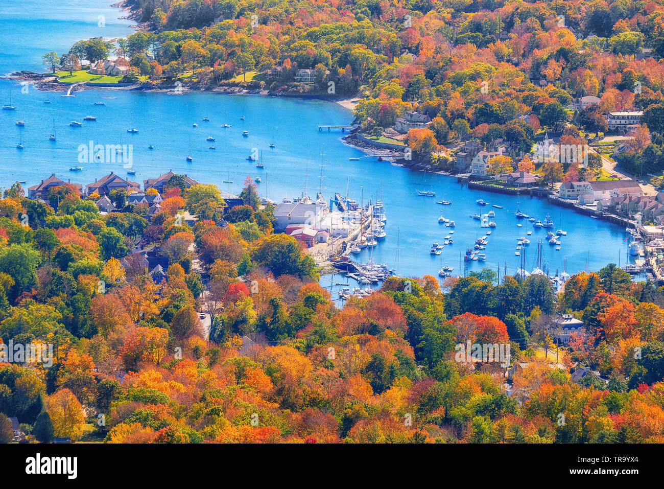 Blick vom Mount Battie mit Blick auf den Hafen von Camden, Maine. Schönen Herbst Laub Farben im Oktober. Stockfoto