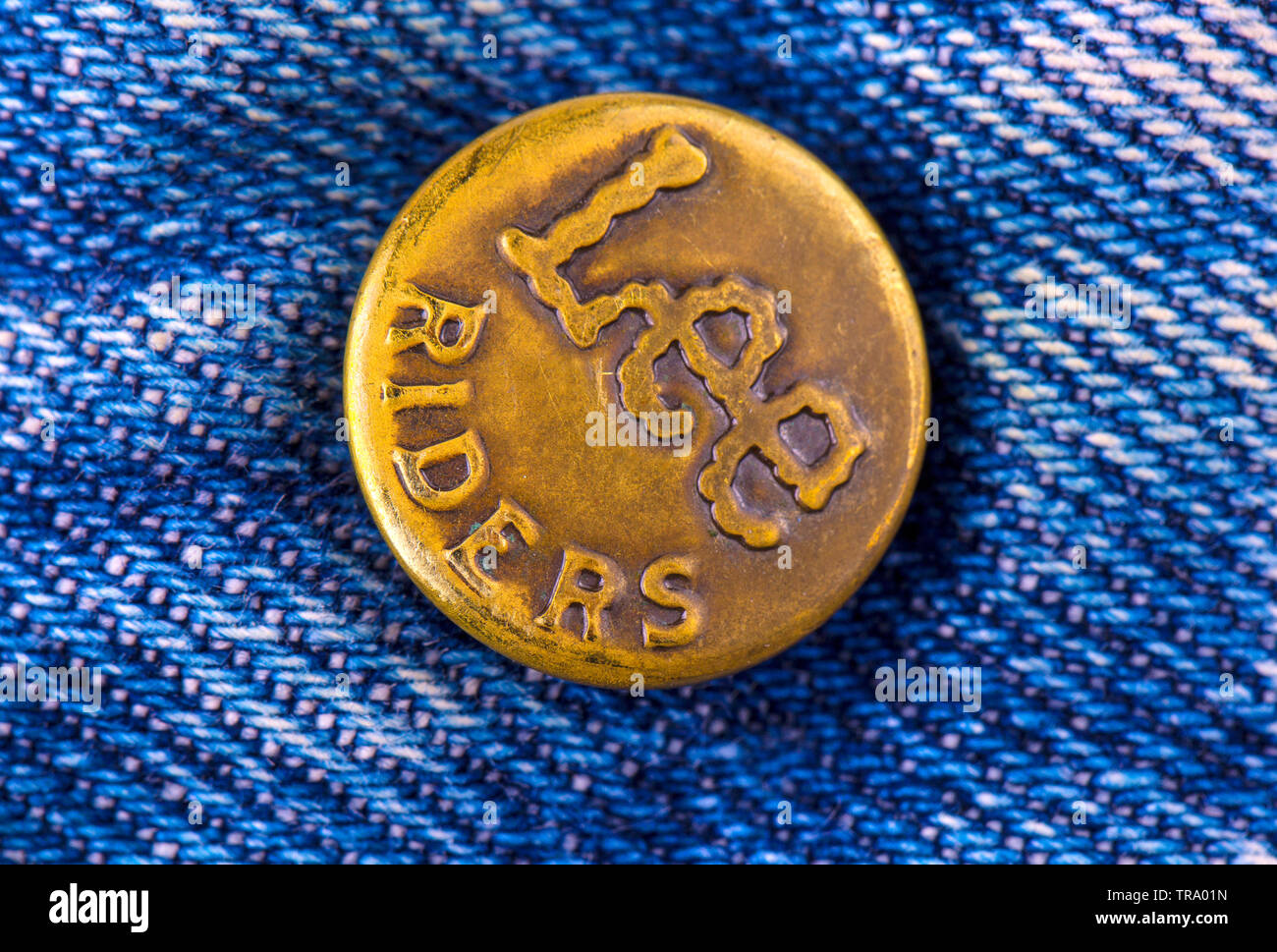 Kamtschatka, Russland - Oktober 13, 2016 - Nahaufnahme von Metall button von Lee Marke Jeans. Es ist ein amerikanischer Hersteller, im Jahr 1889 gegründet. Stockfoto