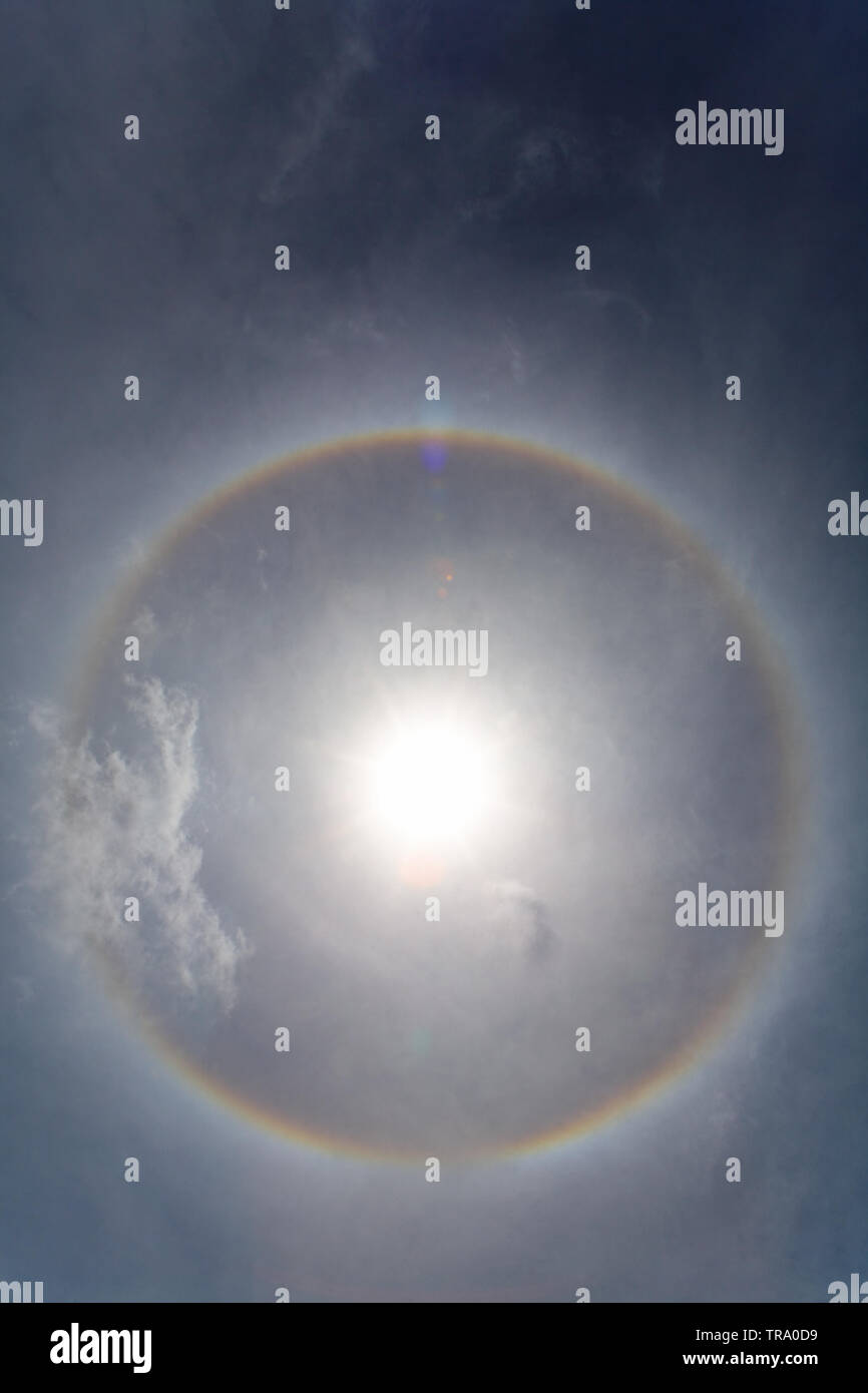 Halo in den Himmel um die äquatoriale Sonne. Optische Phänomen. Stockfoto