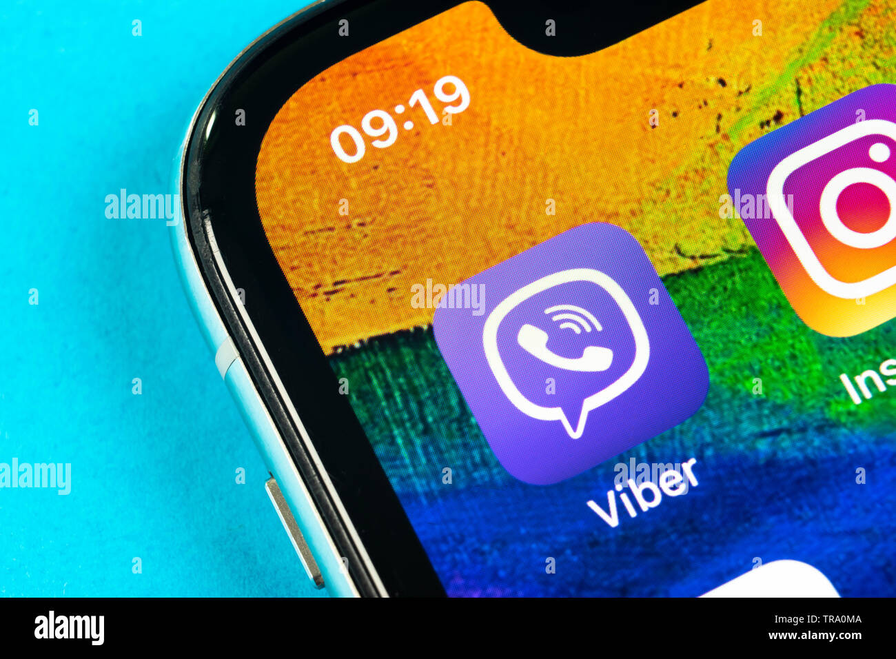 Helsinki, Finnland, 4. Mai 2019: viber Symbol auf Apple iPhone X Bildschirm des Smartphones. Viber App Symbol. Social media Symbol. Soziales Netzwerk Stockfoto