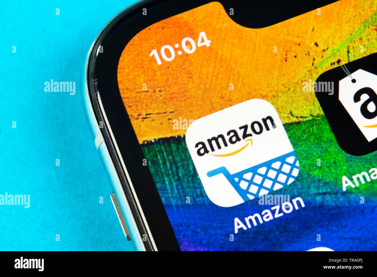 Helsinki, Finnland, 4. Mai 2019: Amazon shopping Symbol auf Apple iPhone X-close-up. Amazon shopping Symbol der App. Amazon mobile applicatio Stockfoto