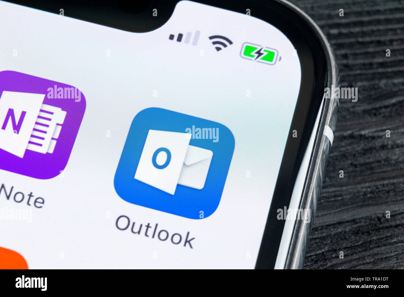 Sankt-Petersburg, Russland, 27. April 2018: Microsoft Outlook office Symbol auf Apple iPhone X-close-up. Microsoft Outlook Symbol der App. Micr Stockfoto
