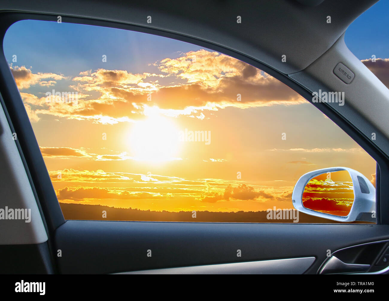 Himmlische Landschaft hinter dem Auto Fenster Stockfoto