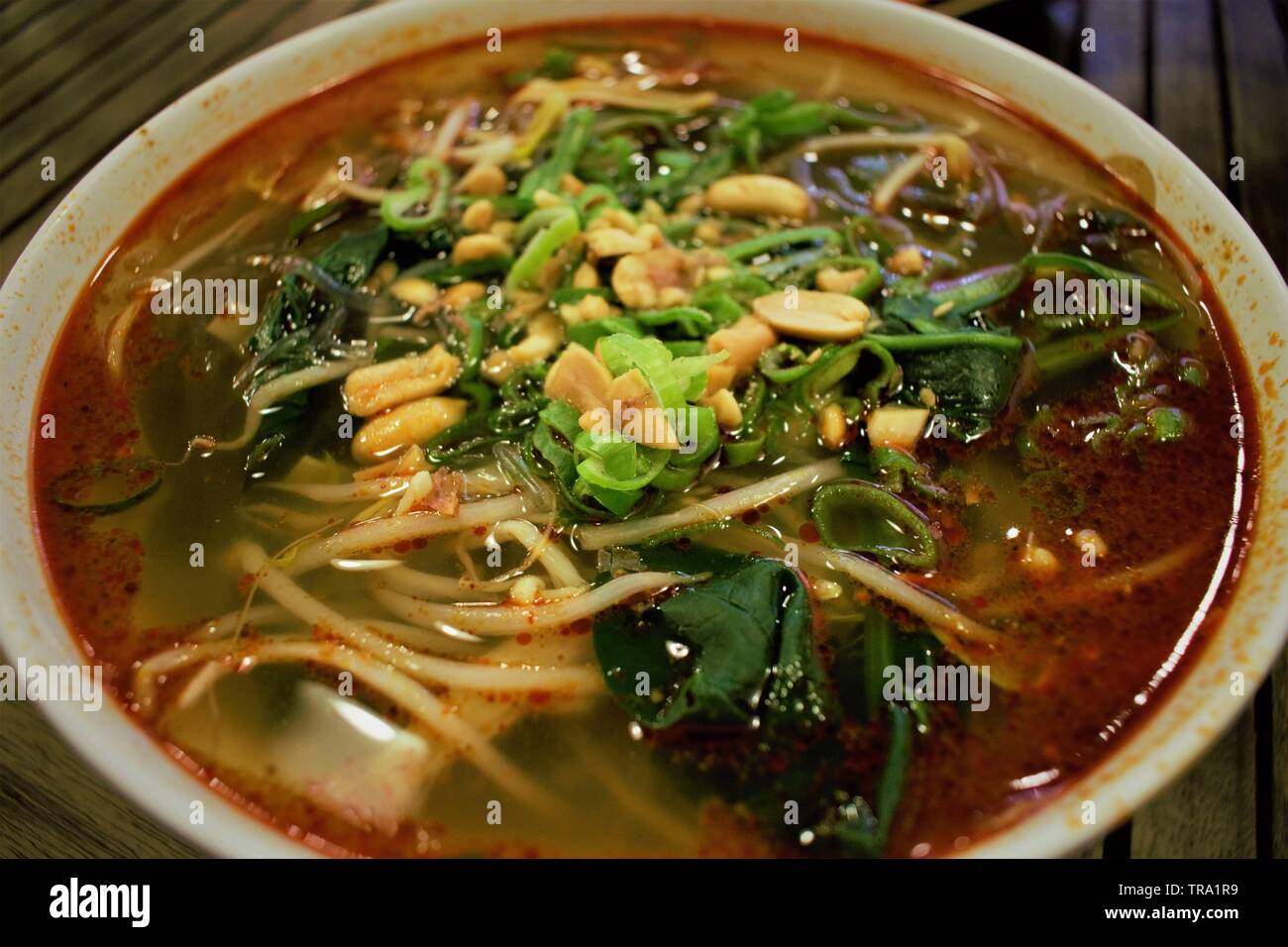 Chinesische heiße und saure Suanla-Nudel-Suppe Stockfoto