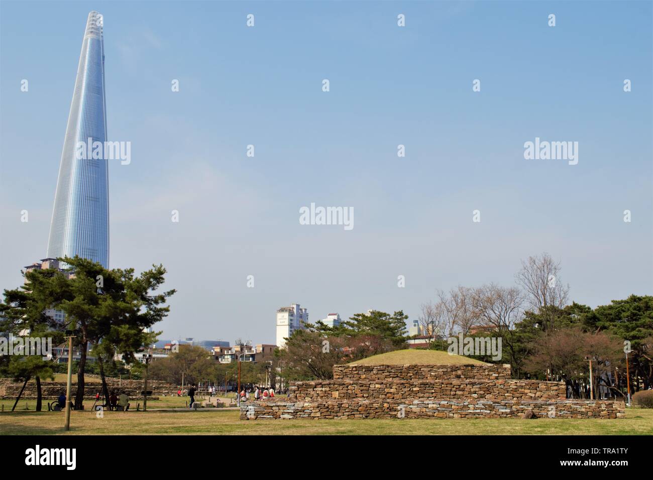 Tradition und Modernität: Baekje Grabstätten vor der Skyline, Seoul, Korea Stockfoto