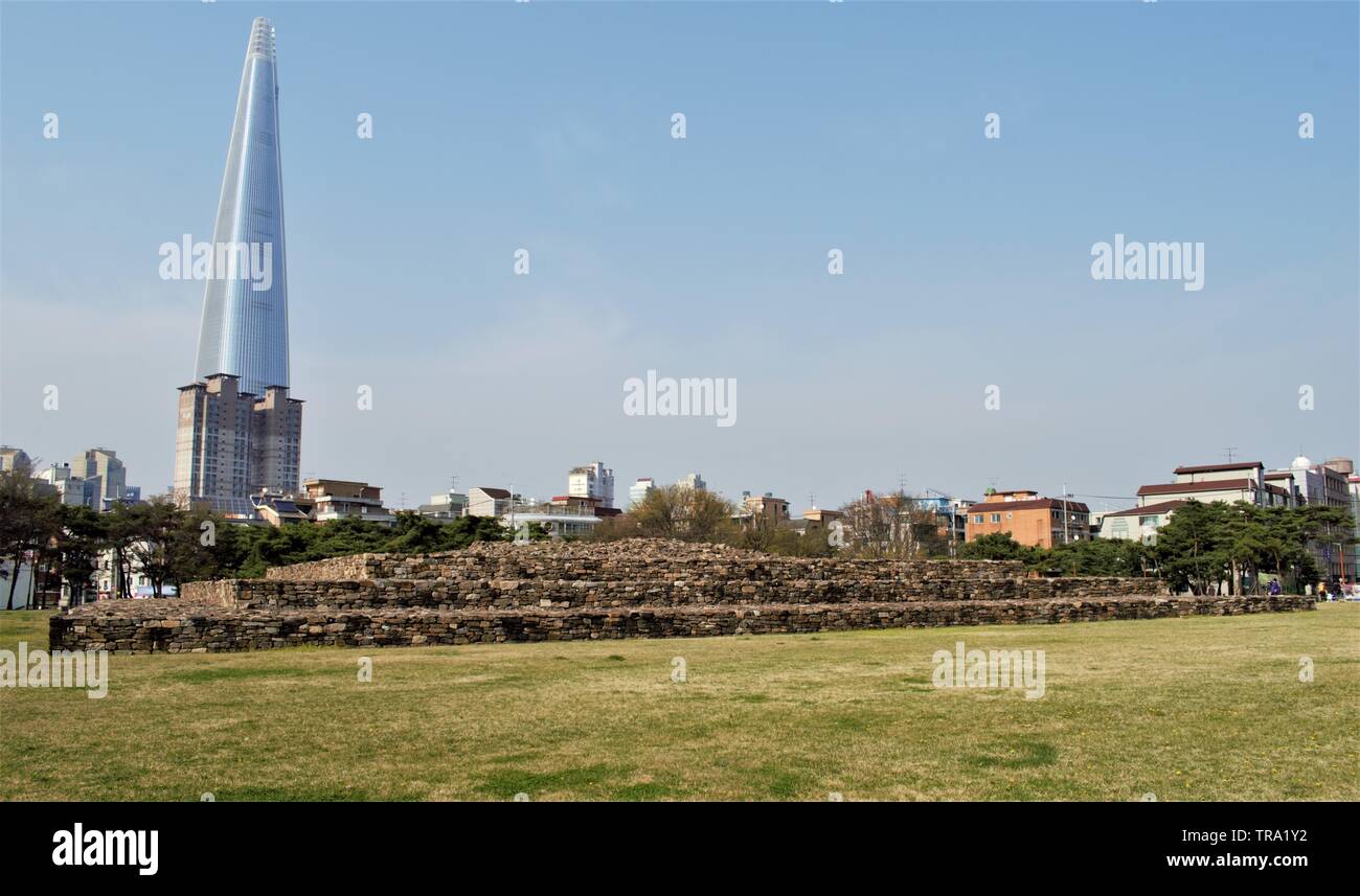 Tradition und Modernität: Baekje Grabstätten vor der Skyline, Seoul, Korea Stockfoto