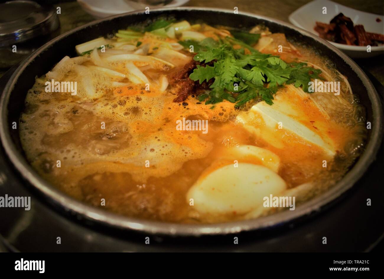 Koreanisches Gericht Kimchi-jjigae, Kimchi Eintopf Stockfoto