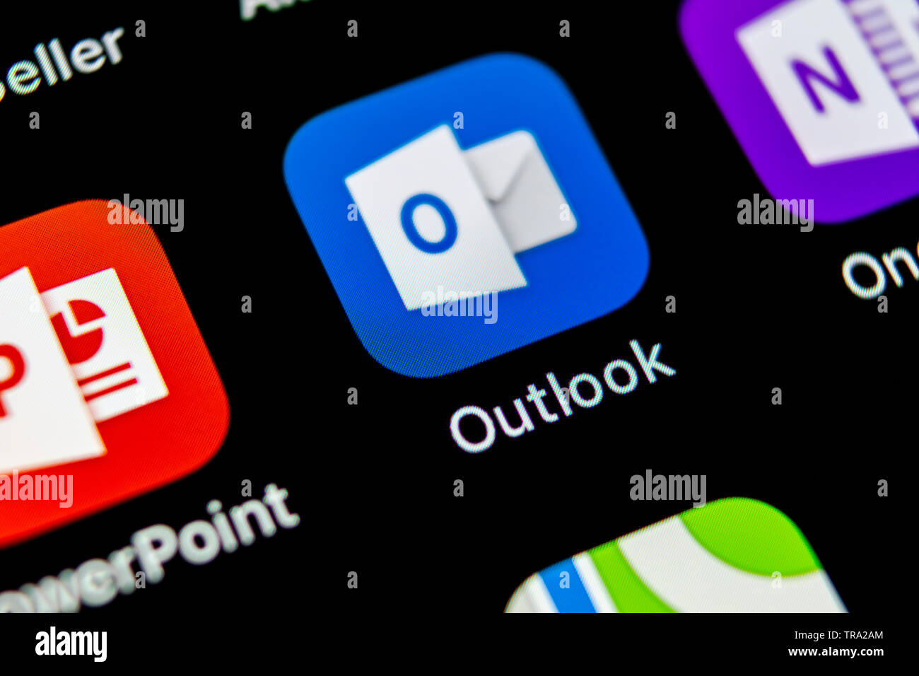 Sankt-Petersburg, Russland, 10. Mai 2018: Microsoft Outlook office Symbol auf Apple iPhone X-close-up. Microsoft Outlook Symbol der App. Micros Stockfoto