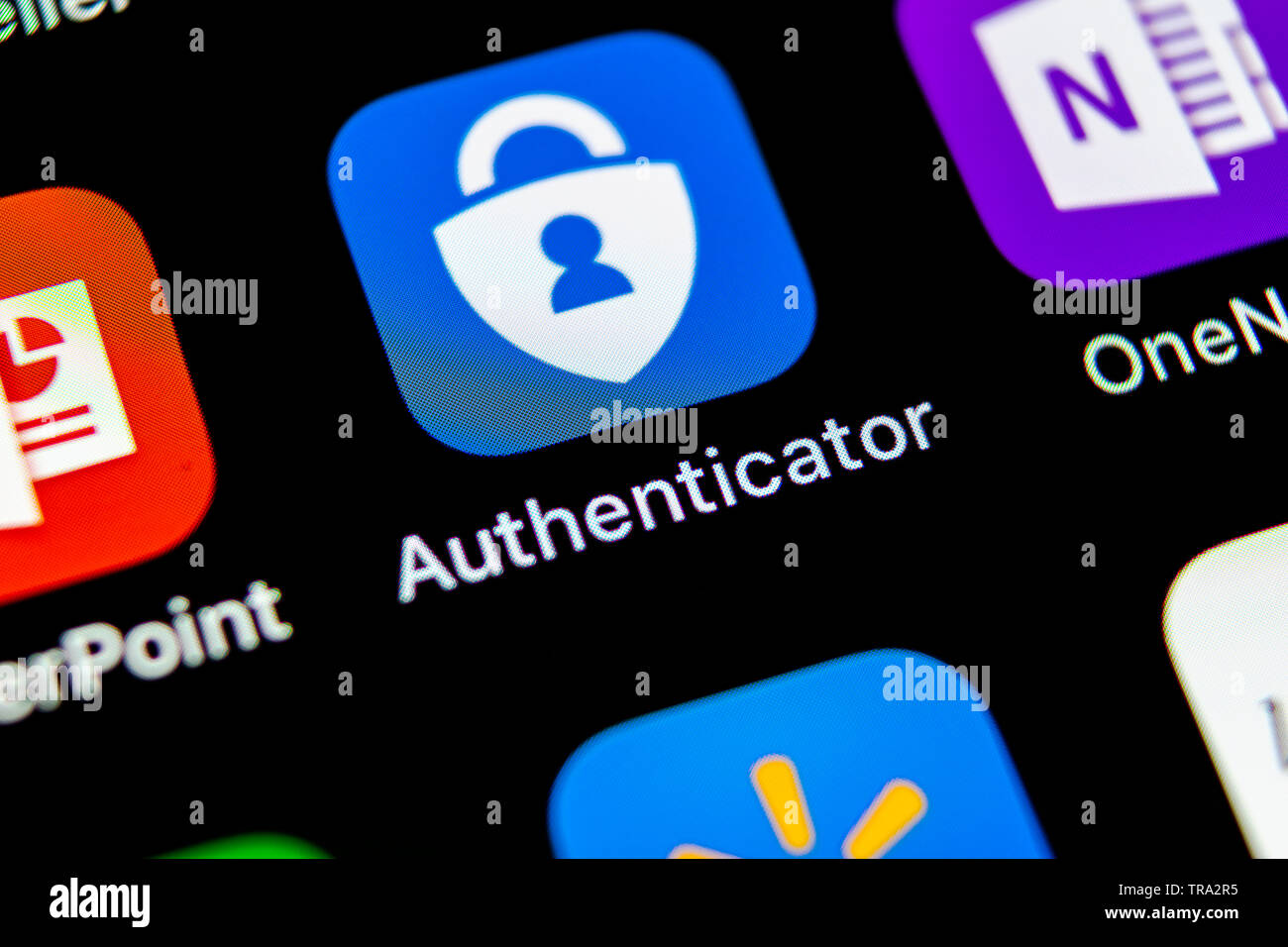 Ankt - St. Petersburg, Russland, 10. Mai 2018: Microsoft authenticator Symbol auf Apple iPhone X Bildschirm des Smartphones. Microsoft Authenticator Stockfoto