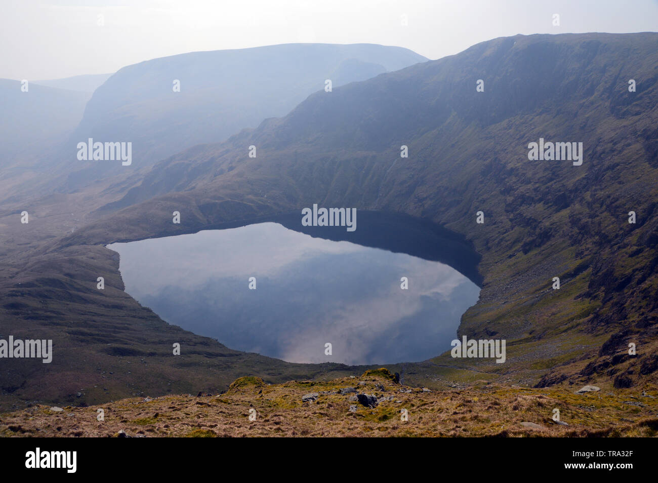 Blea Wasser und Mardale Kranke Bell aus rauen Felsen aus dem Wainwright High Street im Nationalpark Lake District, Cumbria, England, UK. Stockfoto